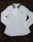 camisa manga longa,na cor branco com detalhes na gola ,tamanhos M (40) e GG (44)