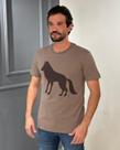 Camiseta Acostamento Capuccino C/ Lobo Estampado Marrom Tamanho:GG Camiseta Acostamento Capuccino C/ Lobo Estampado Marrom Tamanho:GG