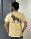 Camiseta Acostamento Lobo nas Costas Amarelo Tamanho:M