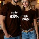 Camiseta Algodão Unissex Casal Country Estampa Tchau Brigadu Modinha Rodeio Festa Peão Barretos Camiseta Algodão Unissex Casal Country Estampa Tchau Brigadu Modinha Rodeio Festa Peão Barretos