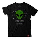 Camiseta Apenas Visitando Este Planeta Pronta Entrega