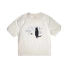 Camiseta Bege De Algodão Orgânico Cat Gallery Com Ilustração De Gato Preto E Azul Impressa À Mão