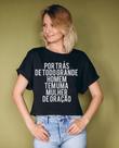 Camiseta Camisa Blusa Gospel Religiosa Evangélica POR TRÁS DE TODO GRANDE HOMEM Camiseta Camisa Blusa Gospel Religiosa Evangélica POR TRÁS DE TODO GRANDE HOMEM