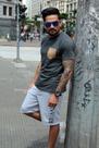 Camiseta Chumbo Bolso Camurça