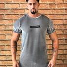 camiseta cinza.