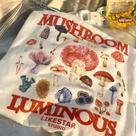 Camiseta de Algodão com Estampa Luminosa de Gato e Cogumelo - Manga Curta Camiseta de Algodão com Estampa Luminosa de Gato e Cogumelo - Manga Curta