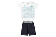 Camiseta e bermuda jeans