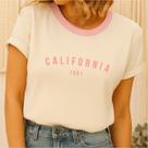 Camiseta Feminina CALIFORNIA com a GOLA na cor da Estampa Premium