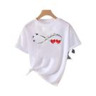 Camiseta Feminina com Estampa de Corações e Penas - Manga Curta - Moda Casual