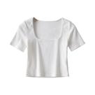 Camiseta feminina com gola quadrada e manga curta Camiseta feminina com gola quadrada e manga curta