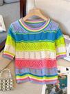 Camiseta Feminina Cropped Listrada Arco-Íris Com Recortes Vazados E Gola Redonda Manga Curta Casual