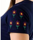Camiseta feminina em malha bordada na manga cor azul marinho