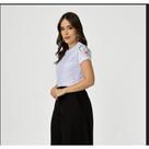 Camiseta feminina em malha bordada na manga cor branca