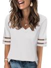 Camiseta feminina TICTICMISS com decote em V, painel de malha, manga curta, branca Camiseta feminina TICTICMISS com decote em V, painel de malha, manga curta, branca
