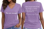 Camiseta HDDXYF You are Enough Mental Health com decote em V roxo claro Camiseta HDDXYF You are Enough Mental Health com decote em V roxo claro