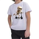 Camiseta Infantil Caveira Cute andando de patinete
