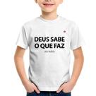 Camiseta Infantil Deus sabe o que faz, eu não - Foca na Moda