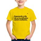Camiseta Infantil Esperando o dia de os humilhados serem exaltados - Foca na Moda Camiseta Infantil Esperando o dia de os humilhados serem exaltados - Foca na Moda