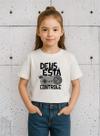 Camiseta Infantil Feminina Cristã Deus Está No Controle