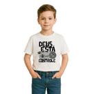 Camiseta Infantil Menino Branca Deus Está no Controle Lançamento