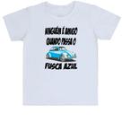 Camiseta Infantil Ninguem é amigo quando passa o fusca azul