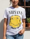 Camiseta Nirvana Blusa Branca Logo Smile Banda de Rock Adulto Unissex BOR049 Camiseta Nirvana Blusa Branca Logo Smile Banda de Rock Adulto Unissex BOR049