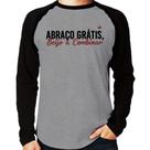 Camiseta Raglan Abraço grátis, beijo a combinar Manga Longa - Foca na Moda