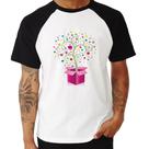 Camiseta Raglan Árvore Corações Caixa - Foca na Moda