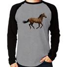 Camiseta Raglan Cavalo Correndo Manga Longa - Foca na Moda Camiseta Raglan Cavalo Correndo Manga Longa - Foca na Moda
