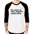 Camiseta Raglan Do crente ao ateu, ninguém explica Deus Manga 3/4 - Foca na Moda