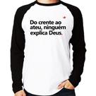 Camiseta Raglan Do crente ao ateu, ninguém explica Deus Manga Longa - Foca na Moda