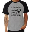 Camiseta Raglan I just want to drink wine and rescue dogs - Foca na Moda Camiseta Raglan I just want to drink wine and rescue dogs - Foca na Moda