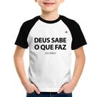 Camiseta Raglan Infantil Deus sabe o que faz, eu não - Foca na Moda