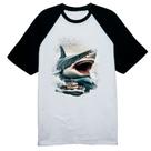 Camiseta Raglan Megalodon atacando embarcacao