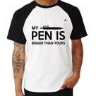Camiseta Raglan My pen is bigger than yours - Foca na Moda Camiseta Raglan My pen is bigger than yours - Foca na Moda