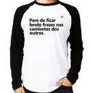 Camiseta Raglan Pare de ficar lendo frases nas camisetas dos outros Manga Longa - Foca na Moda
