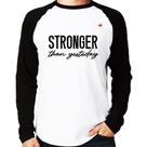 Camiseta Raglan Stronger than yesterday Manga Longa - Foca na Moda Camiseta Raglan Stronger than yesterday Manga Longa - Foca na Moda