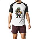 Camiseta Raglan Tiki bebendo cerveja