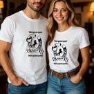 Camiseta Unissex Casal Estampa Comitiva Vai Quem Quer Faculdade Agronomia Agropecuária Universidade Camiseta Unissex Casal Estampa Comitiva Vai Quem Quer Faculdade Agronomia Agropecuária Universidade