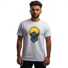 Camiseta Unissex Lobo uivando para lua Camiseta Unissex Lobo uivando para lua