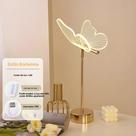 Candeeiro de Mesa LED Acrílico com Borboleta Dourada - Design Retro para Sala de Estar