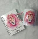 Caneca + Agenda Personalizada 20x14,5cm Permanente e 2025 Leão Rosa Forte e Corajosa Com Seu Nome