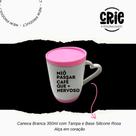Caneca branca em cerâmica 350ml com tampa e base rosa em silicone e alça de coração