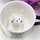 Caneca cerâmica com gatinho dentro 3D