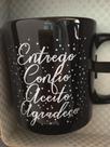 Caneca Cerâmica Preta "Entrego, Confio, Aceito, Agradeço" 340ml