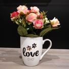 Caneca com arranjo de rosas permanentes