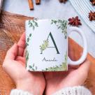 Caneca Com Inicial e Nome Floral Porcelana Personalizada Presente 325ml Temos Todas as Letras