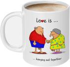 Caneca de café Funny 'Love is... Hanging Out Together' 350 ml Caneca de café Funny 'Love is... Hanging Out Together' 350 ml