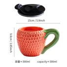 Caneca de cerâmica Strawberry 300mL com tampa para bebidas quentes Caneca de cerâmica Strawberry 300mL com tampa para bebidas quentes
