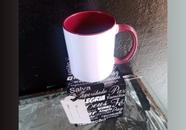 Caneca de porcelana alça e interior vinho